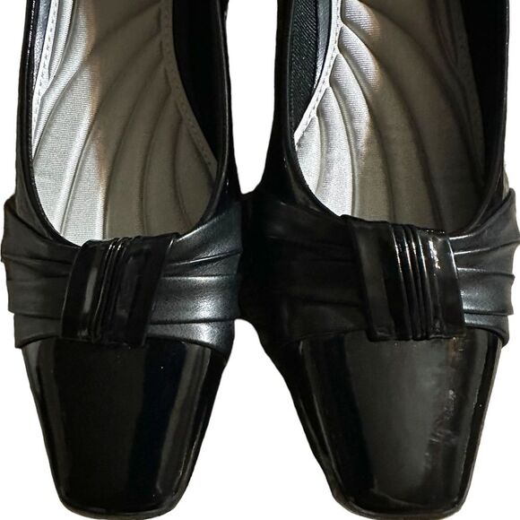 Easy Street NWOT The Waive size 9 black patent shoe with ruched bow detail. - Picture 3 of 7